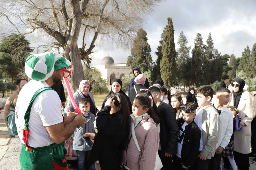 İsrail’in kısıtlamalarına rağmen akın ettiler: 120 Bin Filistinli Mescid-i Aksa’da saf tuttu - Resim: 37